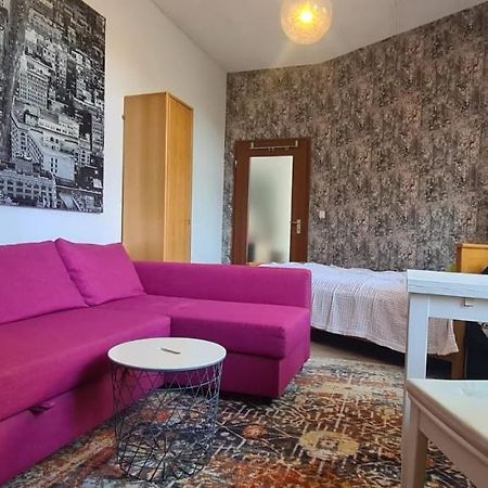 Buedchen Am Rathaus-Parkplatz-Bett Und Schlafcouch-Eg-Netflix- Appartement Oberhausen  Buitenkant foto