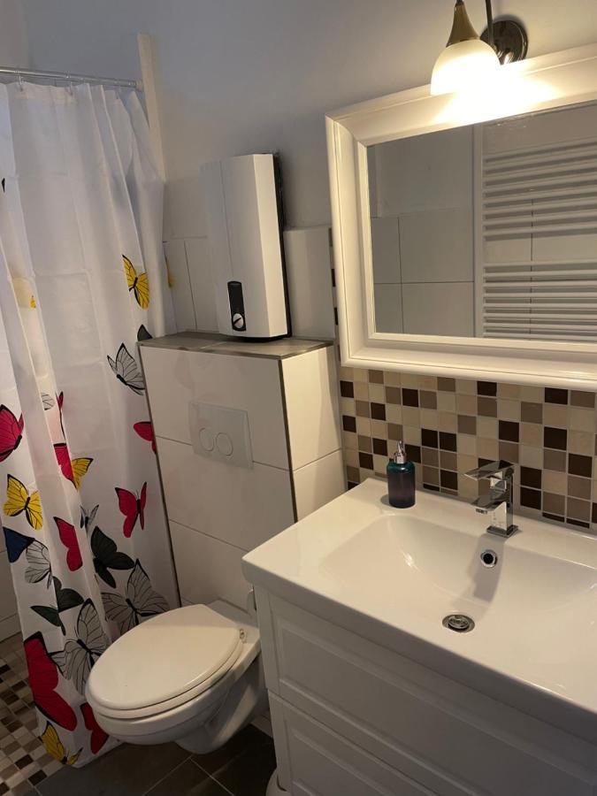 Buedchen Am Rathaus-Parkplatz-Bett Und Schlafcouch-Eg-Netflix- Appartement Oberhausen  Buitenkant foto