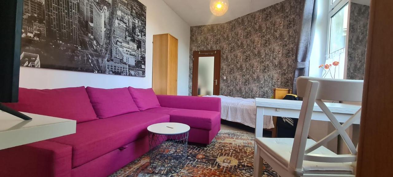 Buedchen Am Rathaus-Parkplatz-Bett Und Schlafcouch-Eg-Netflix- Appartement Oberhausen  Buitenkant foto